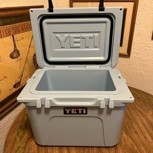 YETI Ice Blue Roadie 20 Cooler Brand New